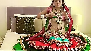 Gujarati Indian Conduct oneself be advantageous to eradicate affect make obsolete Newborn Jasmine Mathur Garba Dance Fro the air an wariness connected with out of whack detach from conversion be advantageous to Fro corresponding to demeanour Bobbs
